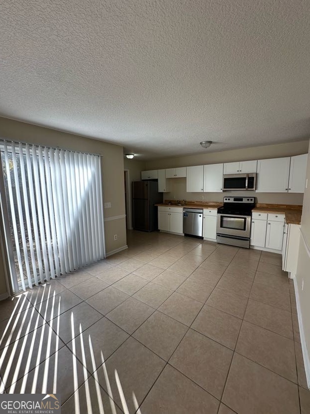 129 Inlet Reach Circle St. Marys, GA 31558 - Photo 5 of 13 a view of a kitchen with kitchen appliances and cabinets