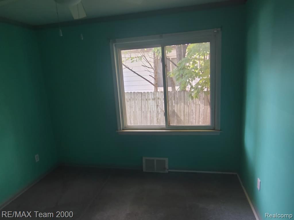 24806 Frisbee Street Detroit, MI 48219 - Photo 9 of 34
