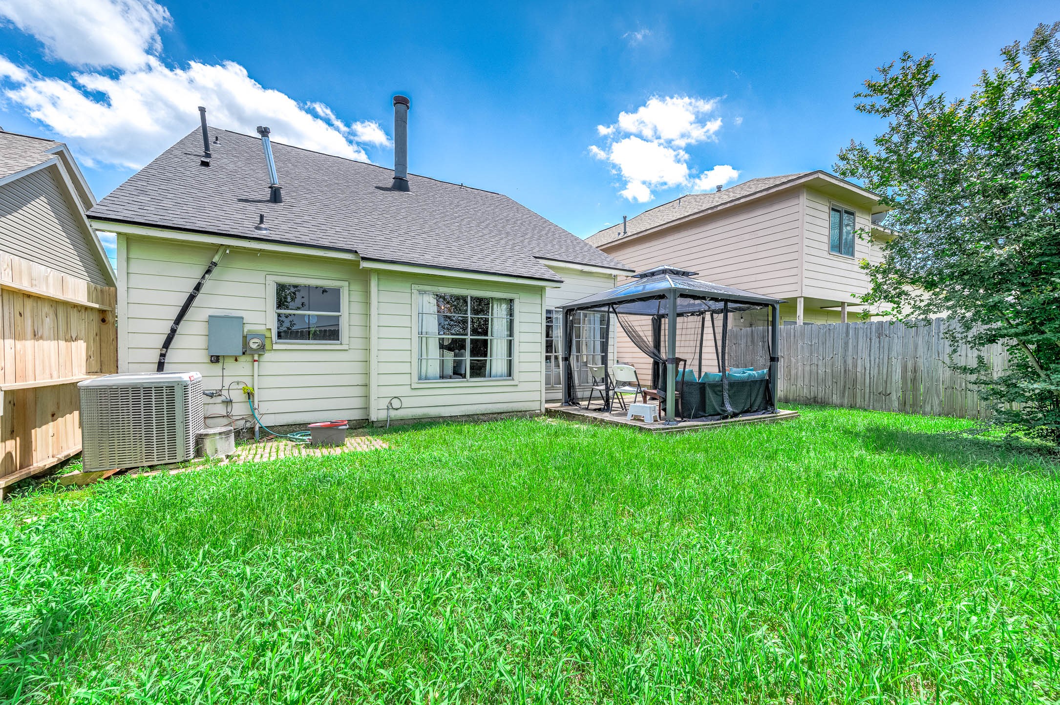 18446 North Willow Bluff Road Katy, TX 77449 - Photo 30 of 31 a backyard of a house with table and chairs