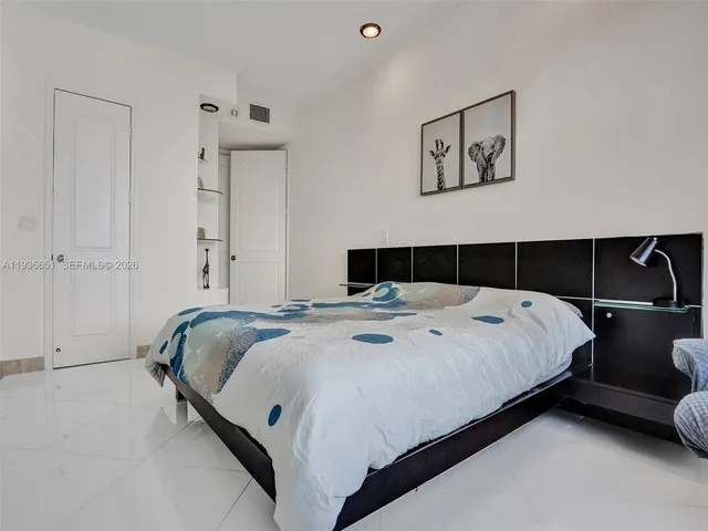 $5,000 | 3180 South Ocean Drive, Unit 1709, Hallandale Beach, FL 33009