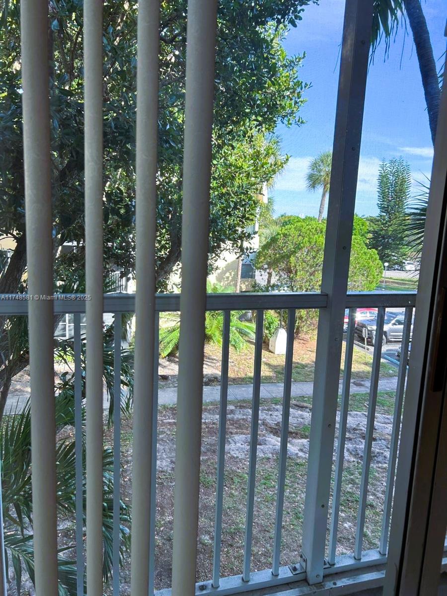 942 Northeast 199th Street, Unit 3E Miami, FL 33179 - Photo 24 of 31