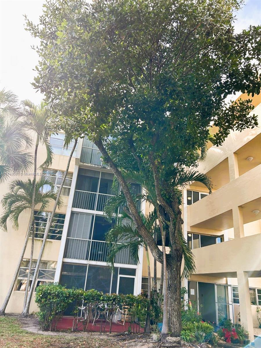 942 Northeast 199th Street, Unit 3E Miami, FL 33179 - Photo 4 of 31