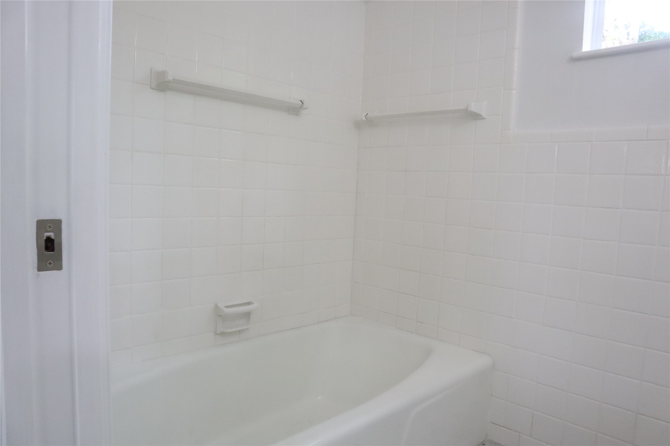 1903 Evergreen La Marque, TX 77568 - Photo 9 of 33 a close up of a bathtub