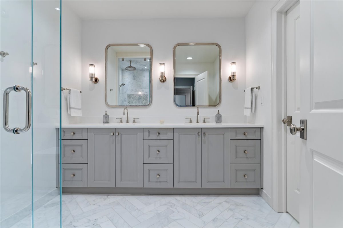 10 East Delaware Place, Unit 28E Chicago, IL 60611 - Photo 21 of 41 a bathroom with double vanity sinks and a mirror