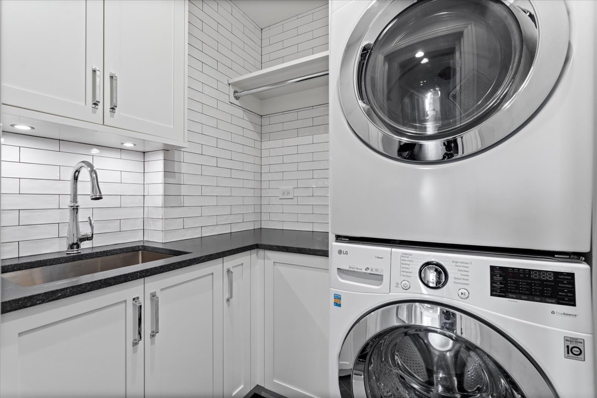 10 East Delaware Place, Unit 28E Chicago, IL 60611 - Photo 32 of 41 a utility room with dryer and washer