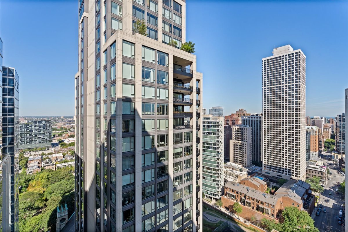 10 East Delaware Place, Unit 28E Chicago, IL 60611 - Photo 38 of 41 front view of a building