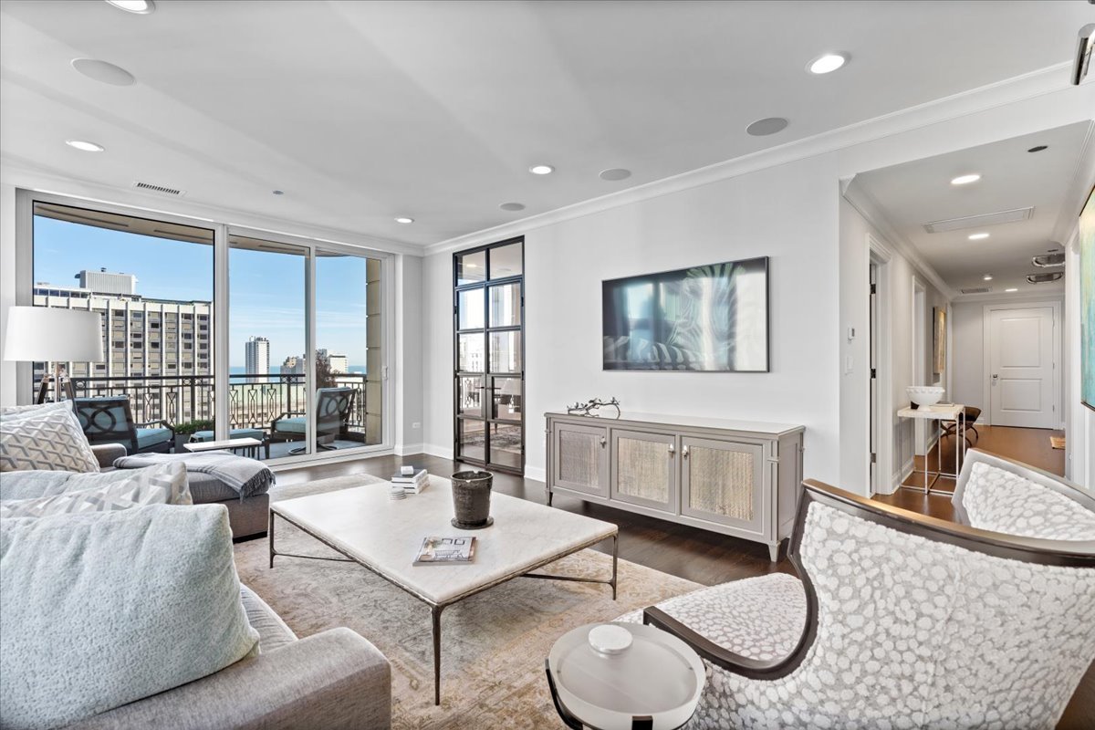 10 East Delaware Place, Unit 28E Chicago, IL 60611 - Photo 6 of 41 a living room with furniture and a table