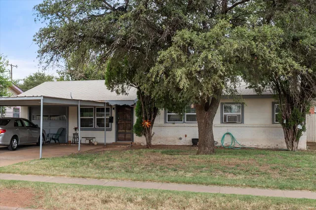 a view of a house with backyard
