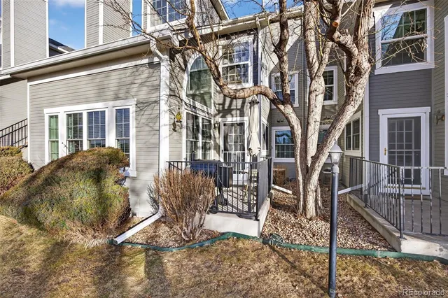 a view of a house with backyard