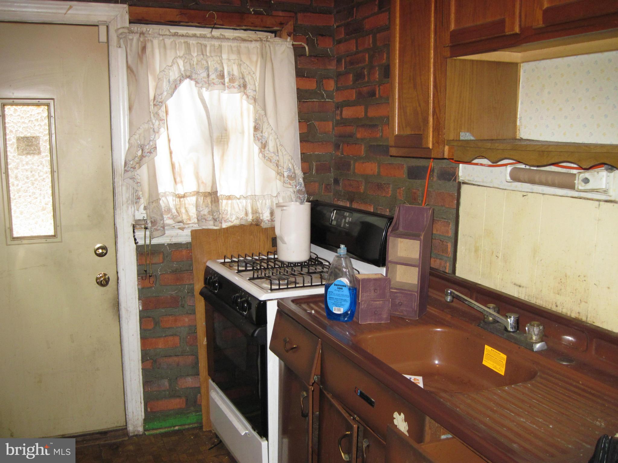 613 Cheraton Road Baltimore, MD 21225 - Photo 2 of 10 Kitchen