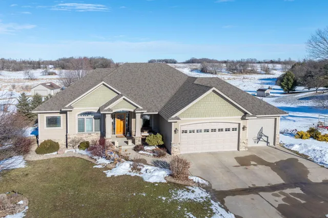 $619,900 | 610 East Rolling Hills Drive, Le Center, MN 56057