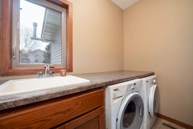 $619,900 | 610 East Rolling Hills Drive, Le Center, MN 56057