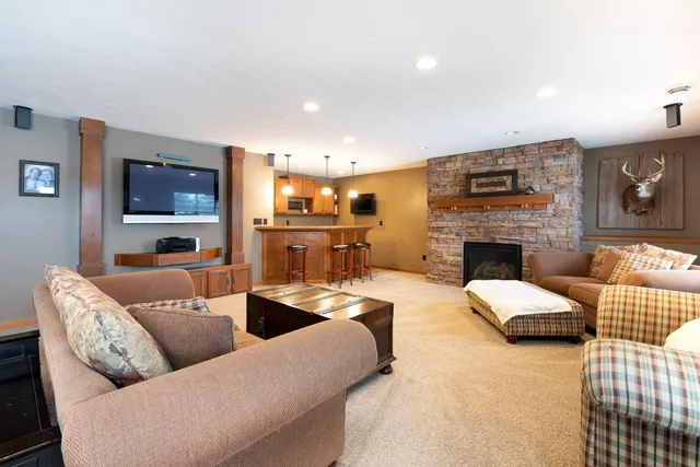 $619,900 | 610 East Rolling Hills Drive, Le Center, MN 56057