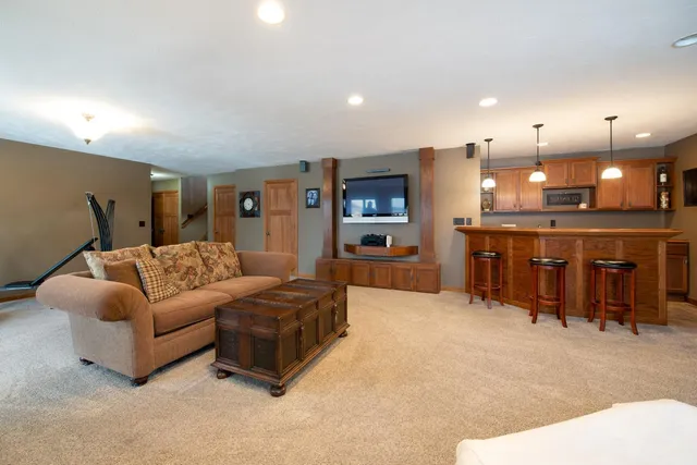 $619,900 | 610 East Rolling Hills Drive, Le Center, MN 56057