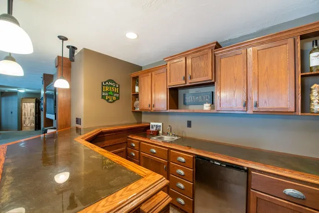 $619,900 | 610 East Rolling Hills Drive, Le Center, MN 56057