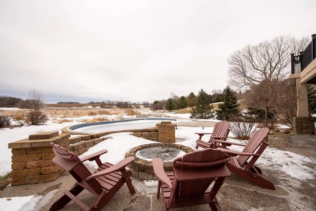 $619,900 | 610 East Rolling Hills Drive, Le Center, MN 56057