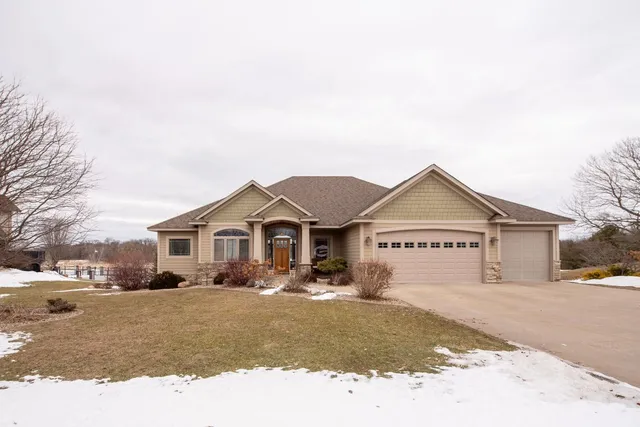 $619,900 | 610 East Rolling Hills Drive, Le Center, MN 56057