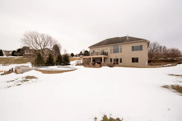 $619,900 | 610 East Rolling Hills Drive, Le Center, MN 56057