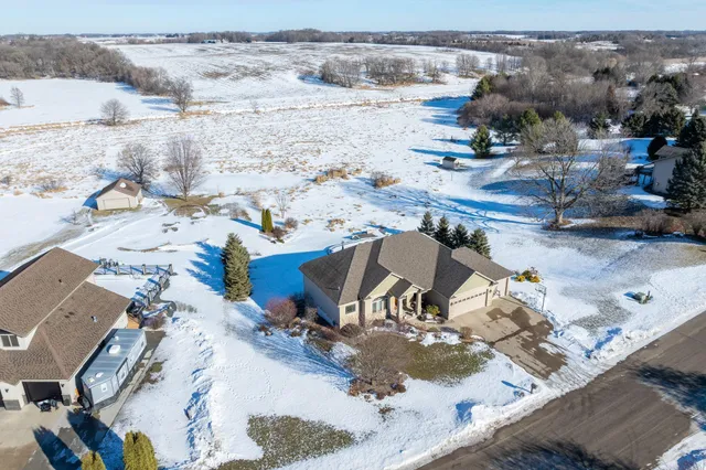 $619,900 | 610 East Rolling Hills Drive, Le Center, MN 56057