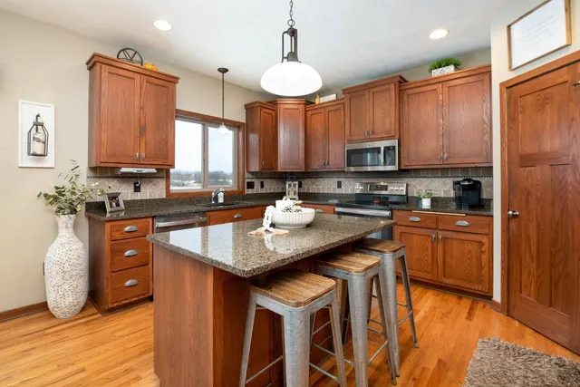 $619,900 | 610 East Rolling Hills Drive, Le Center, MN 56057