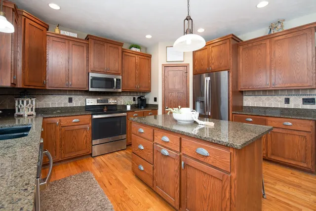 $619,900 | 610 East Rolling Hills Drive, Le Center, MN 56057