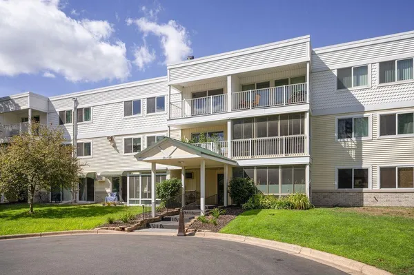 $139,900 | 132 Demont Avenue, Unit 128, St. Paul, MN 55117