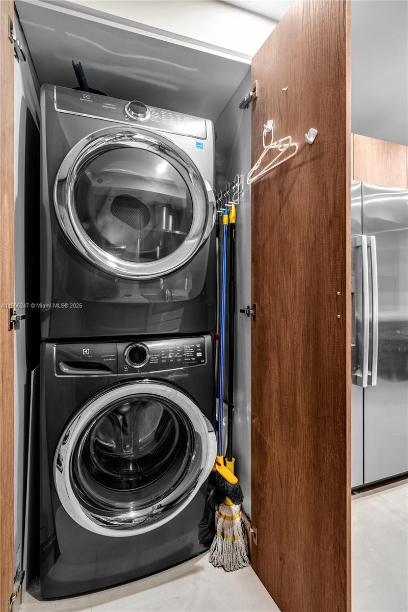 3 Grove Isle Drive, Unit C1710 Miami, FL 33133 - Photo 28 of 37 a utility room with dryer and washer