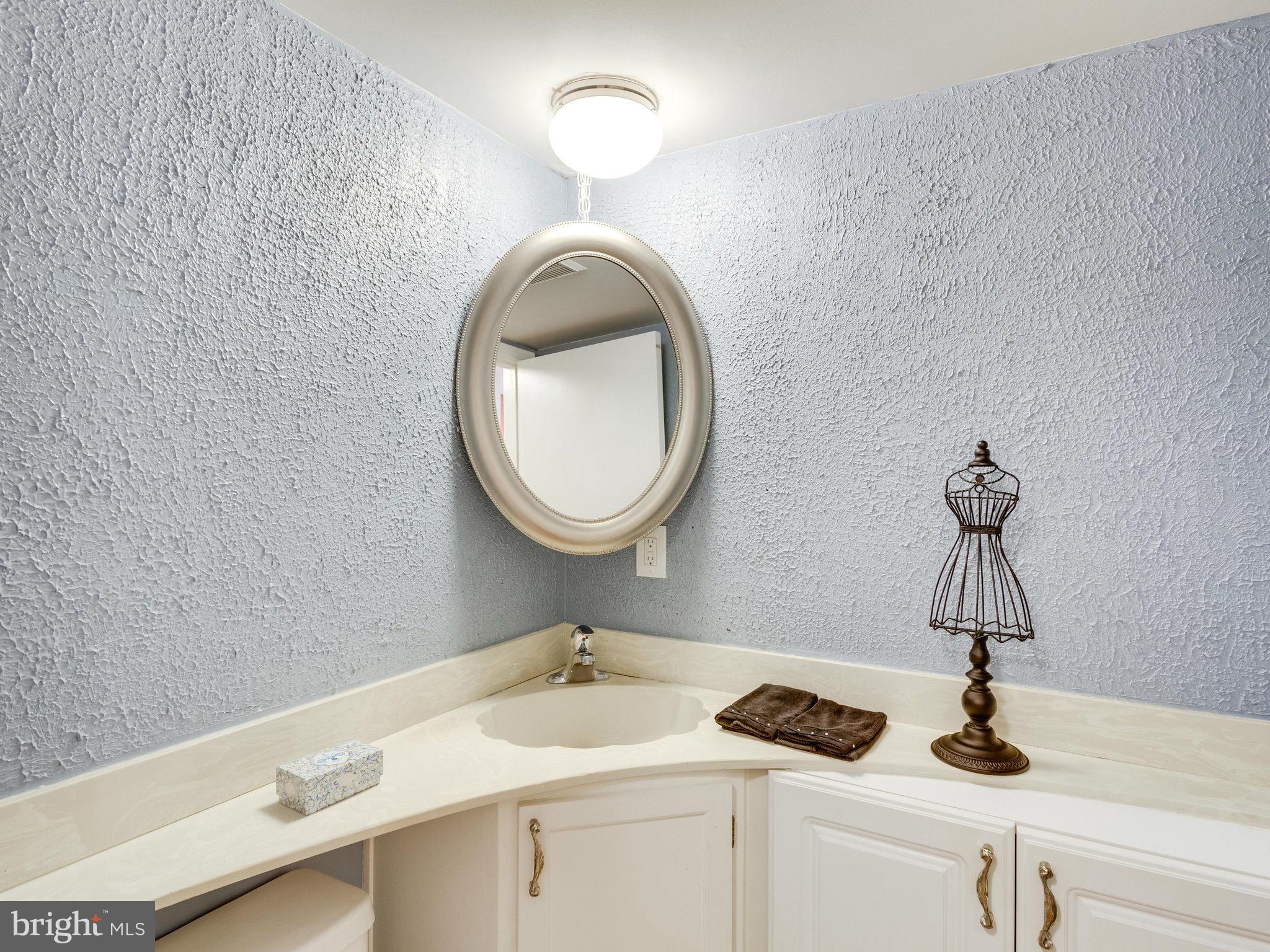 5926 Hall Street Springfield, VA 22152 - Photo 12 of 24 Bath