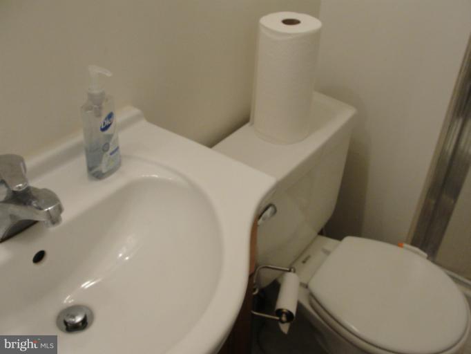 11337 Rambling Road Gaithersburg, MD 20879 - Photo 6 of 16 Master bath with pedestal sink
