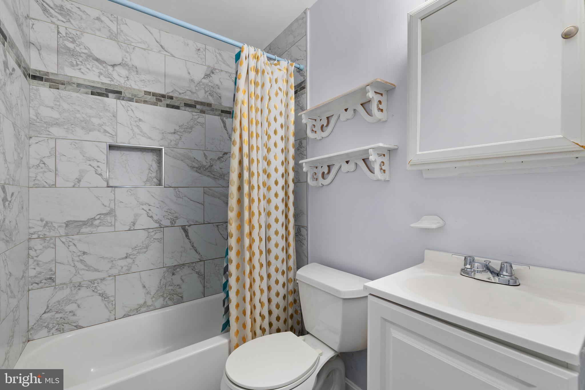 13601 Lindendale Road Woodbridge, VA 22193 - Photo 22 of 45 Bathroom upstairs