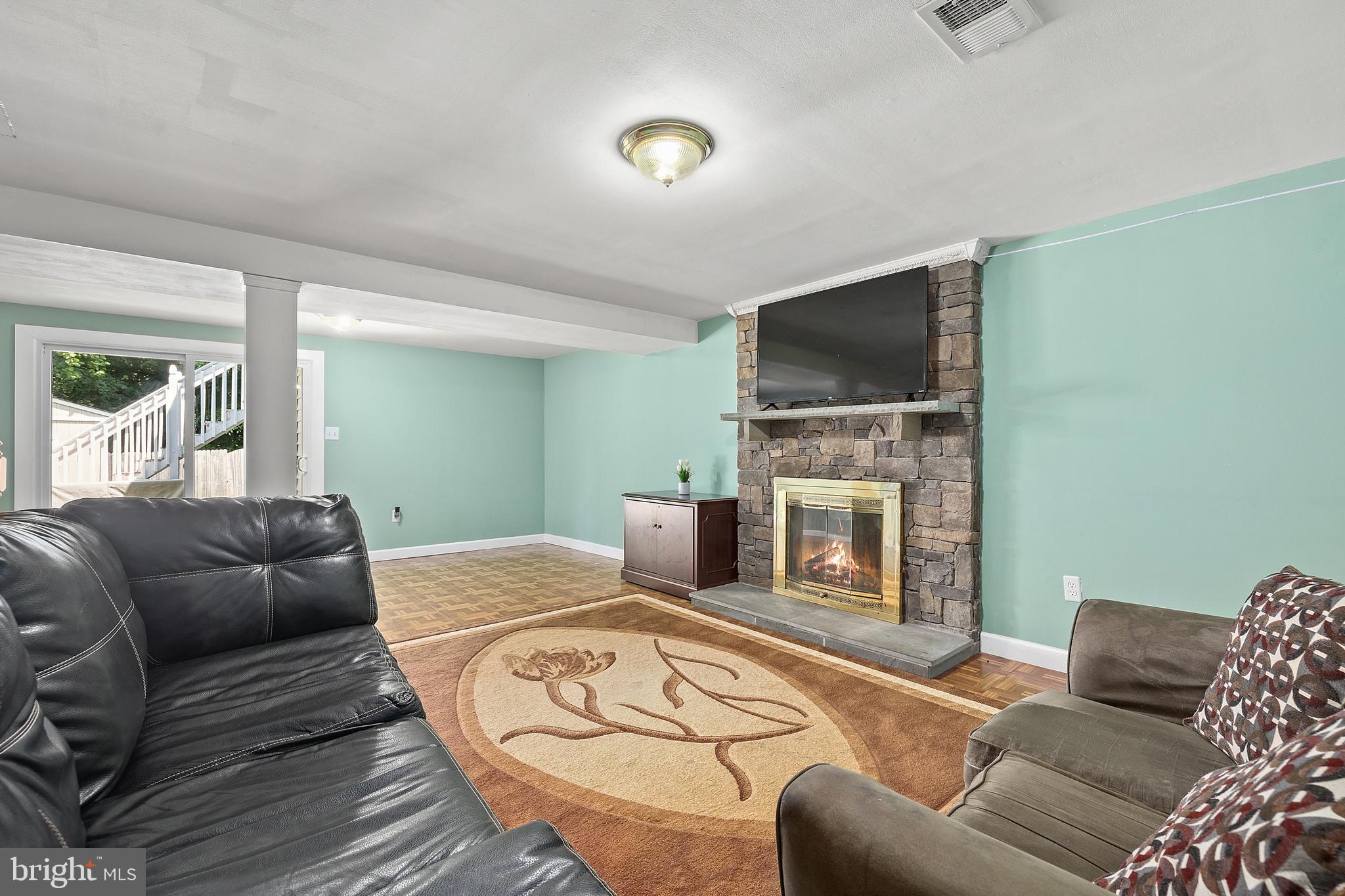 13601 Lindendale Road Woodbridge, VA 22193 - Photo 23 of 45 Family room