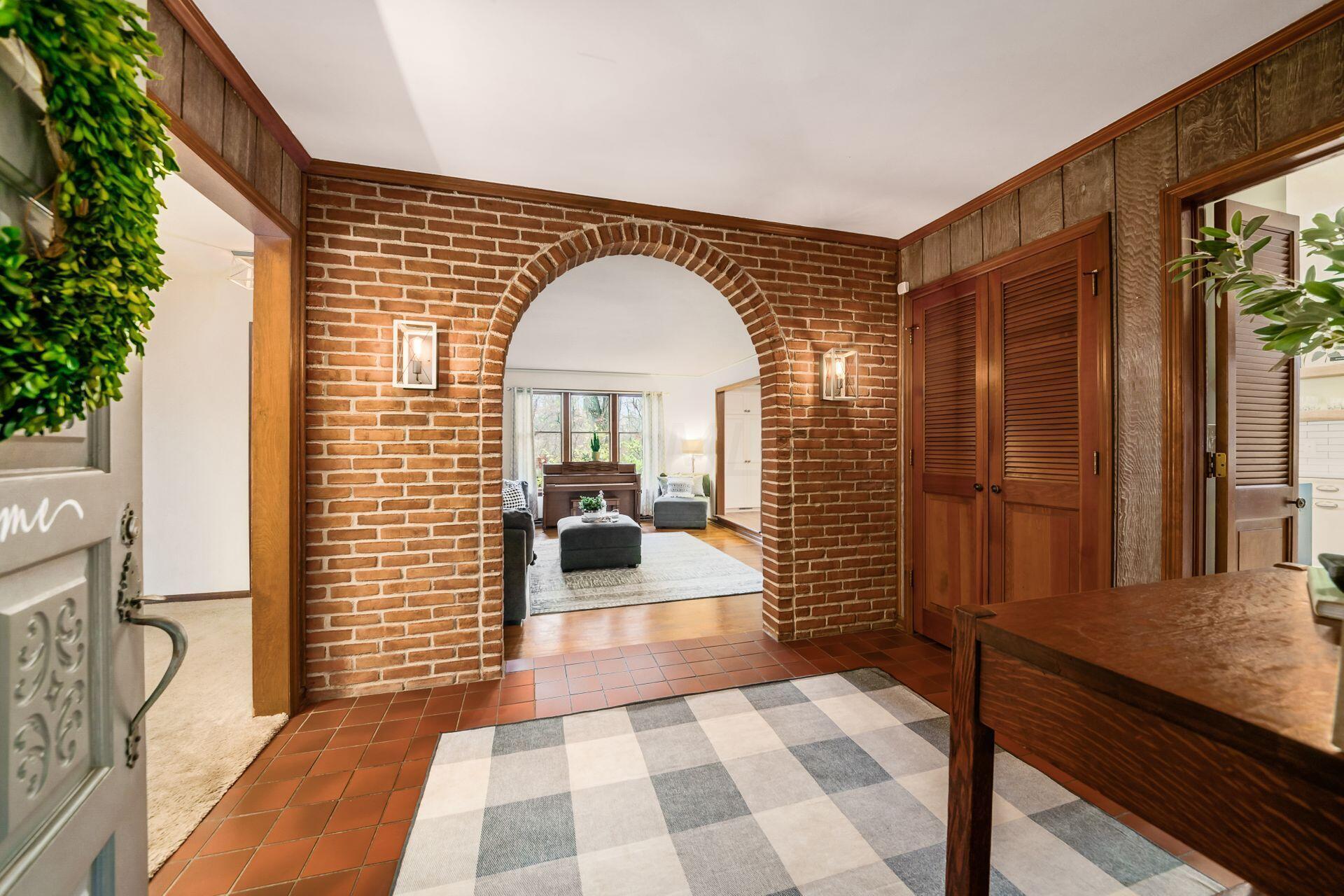 4090 Clotts Road Columbus, OH 43230 - Photo 5 of 34 FOYER