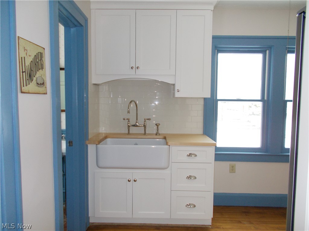 4040 Lander Road Beachwood, OH 44122 - Photo 4 of 21 Fantastic farm sink in updated kitchen.