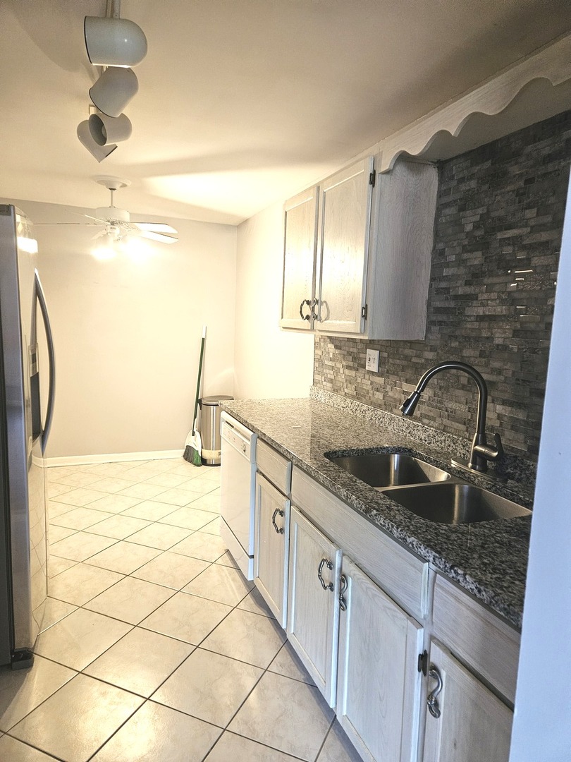 18855 Burnham Avenue, Unit 231 Lansing, IL 60438 - Photo 7 of 12