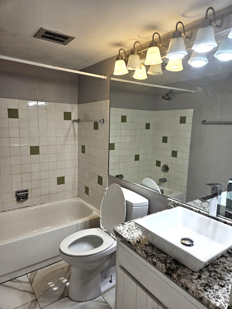 18855 Burnham Avenue, Unit 231 Lansing, IL 60438 - Photo 9 of 12