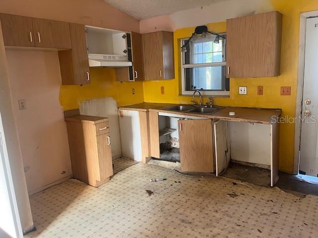 6702 Rocky Point Road Lake Wales, FL 33898 - Photo 6 of 10 a view of a kitchen with appliances