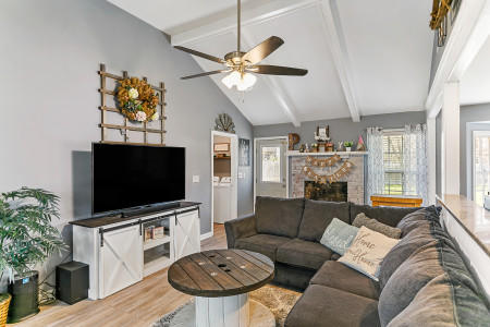 211 Longleaf Road Summerville, SC 29486 - Photo 3 of 19 1615925415175PR6A4425