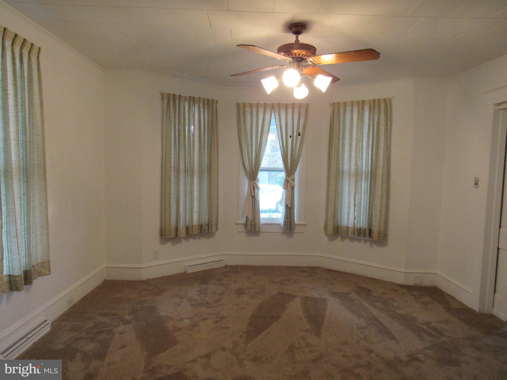 402 Pine Street Laurel, DE 19956 - Photo 18 of 84 Elegant Formal Living area
