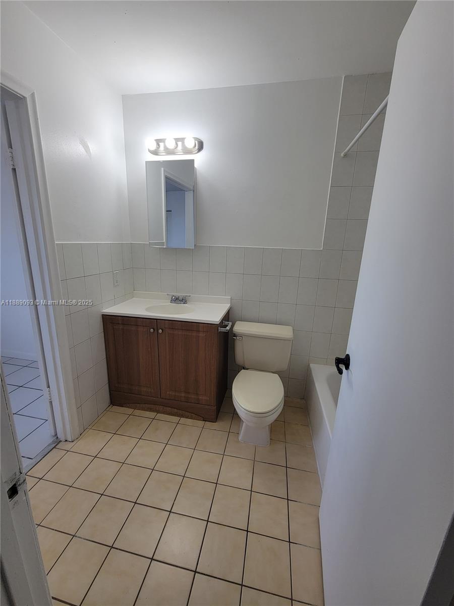 355 East 33rd Street, Unit 203 Hialeah, FL 33013 - Photo 12 of 13