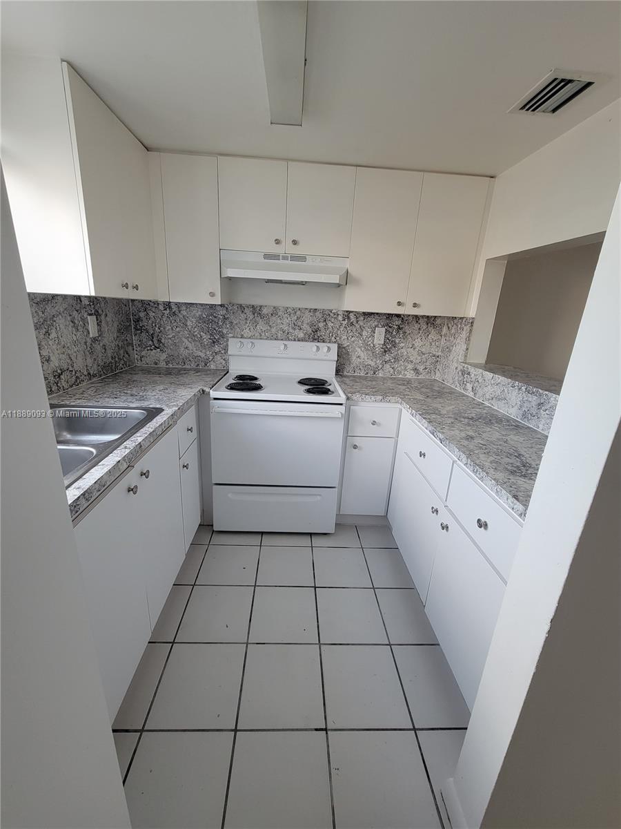 355 East 33rd Street, Unit 203 Hialeah, FL 33013 - Photo 5 of 13