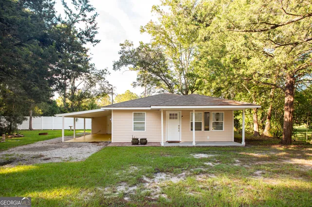a view of a house with a backyard