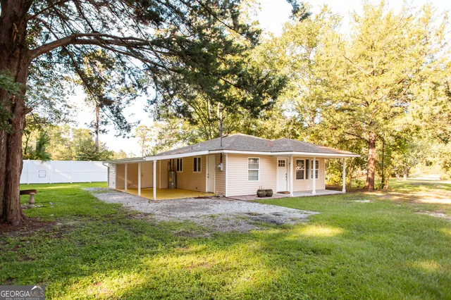 a view of a house with a yard