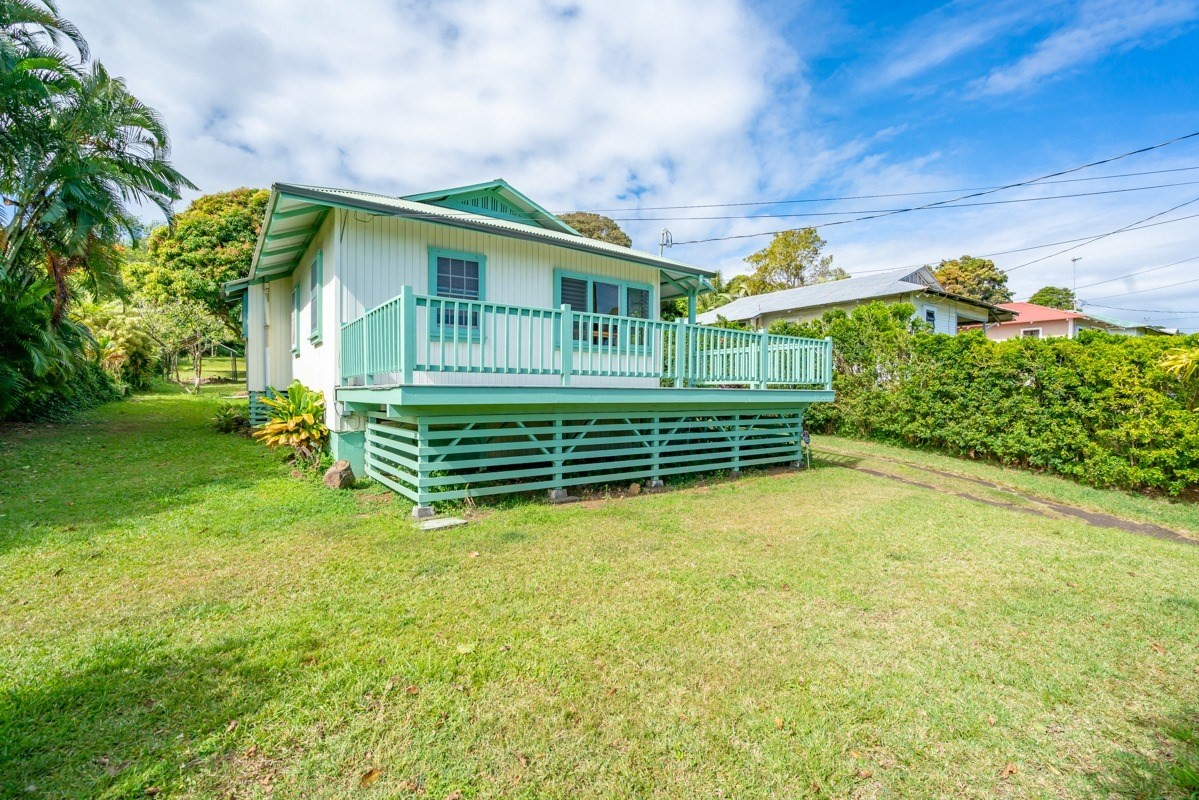 48-5263 Kukuihaele Road Honokaa, HI 96727 - Photo 19 of 30 a front view of a house with a yard