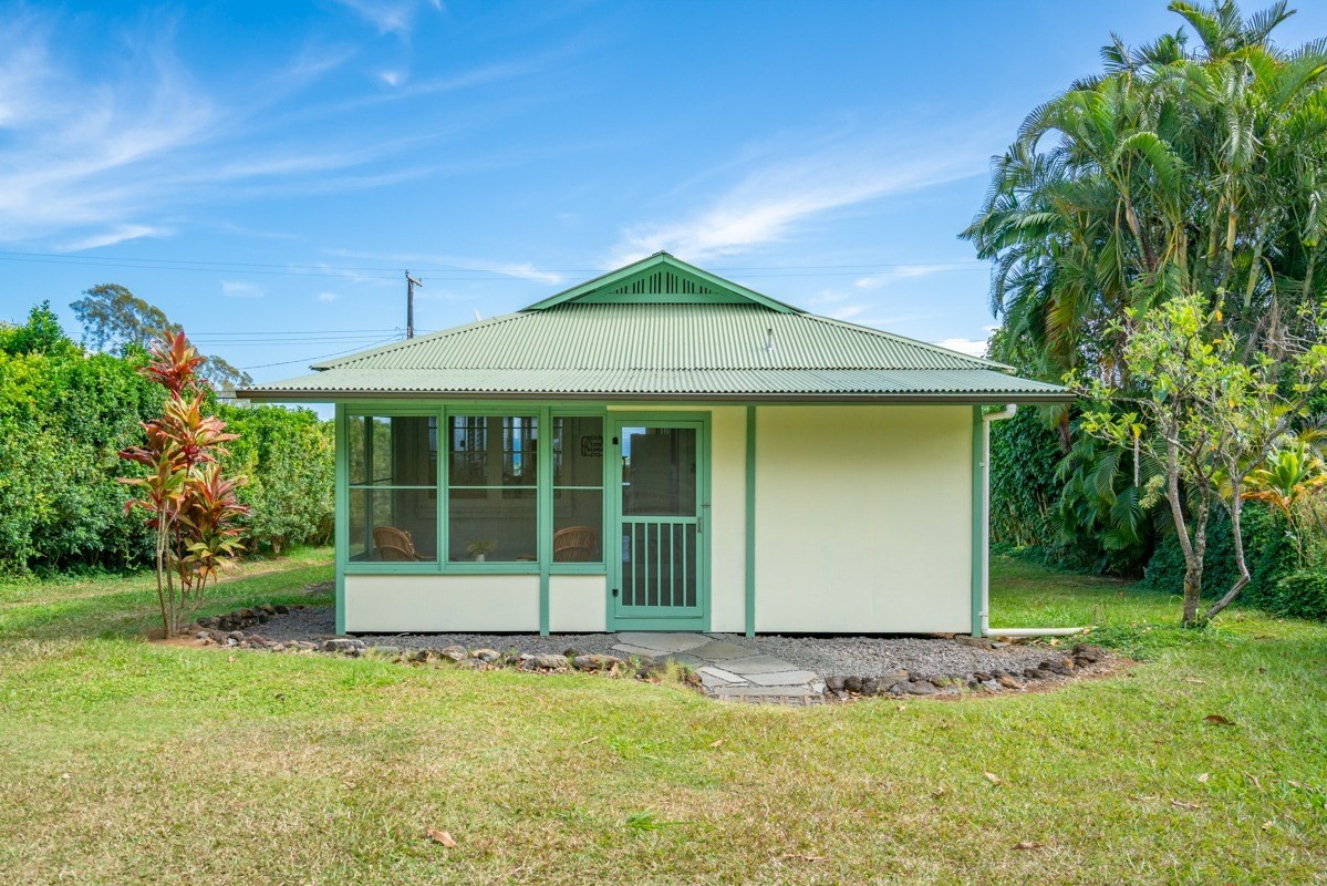 48-5263 Kukuihaele Road Honokaa, HI 96727 - Photo 22 of 30 a front view of a house with a garden