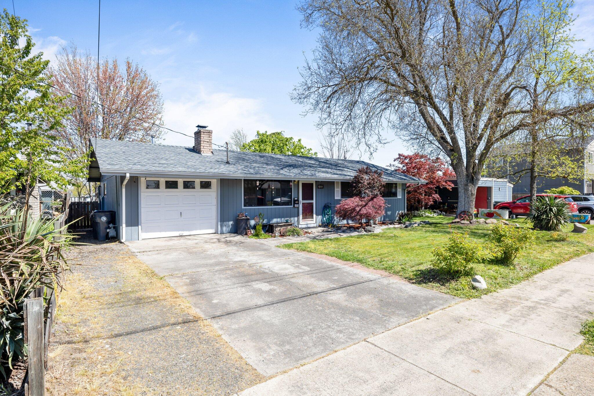 1857 Roberts Road Medford, OR 97504 - Photo 2 of 22 2