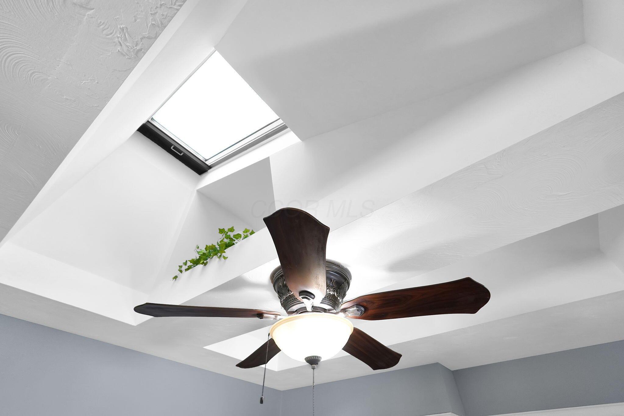 3068 Marwick Road Columbus, OH 43232 - Photo 17 of 40 Skylights In Kitchen