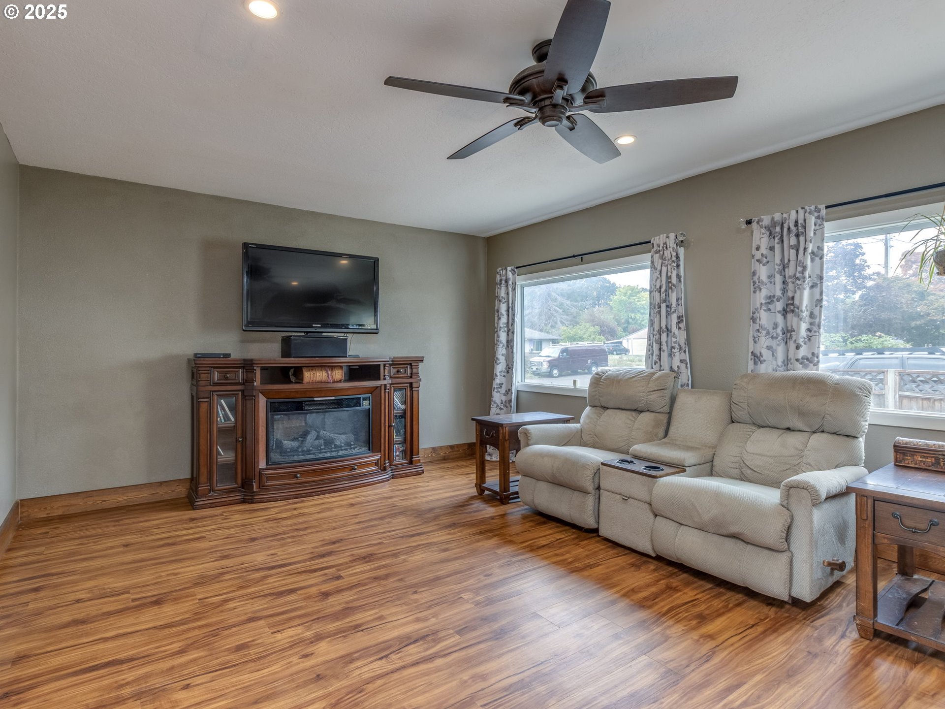 1833 D Street Forest Grove, OR 97116 - Photo 7 of 46 Entrance/Foyer