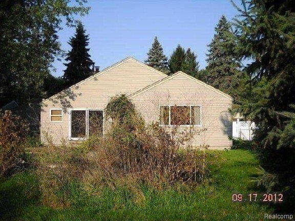 750 Geneva Road Waterford, MI 48328 - Photo 2 of 11 BACK VIEW.jpg
