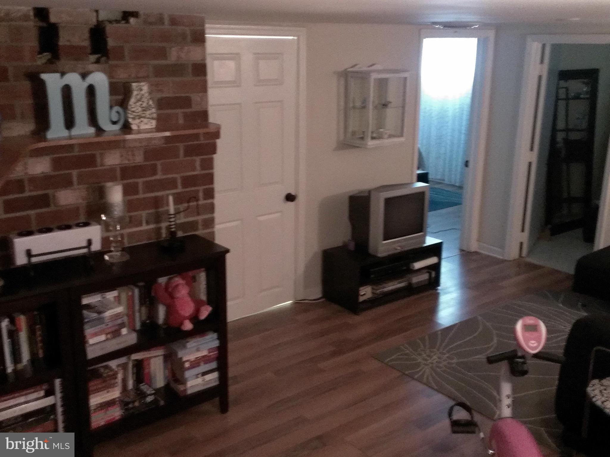 304 Leonard Road Fredericksburg, VA 22405 - Photo 9 of 18 Living Room