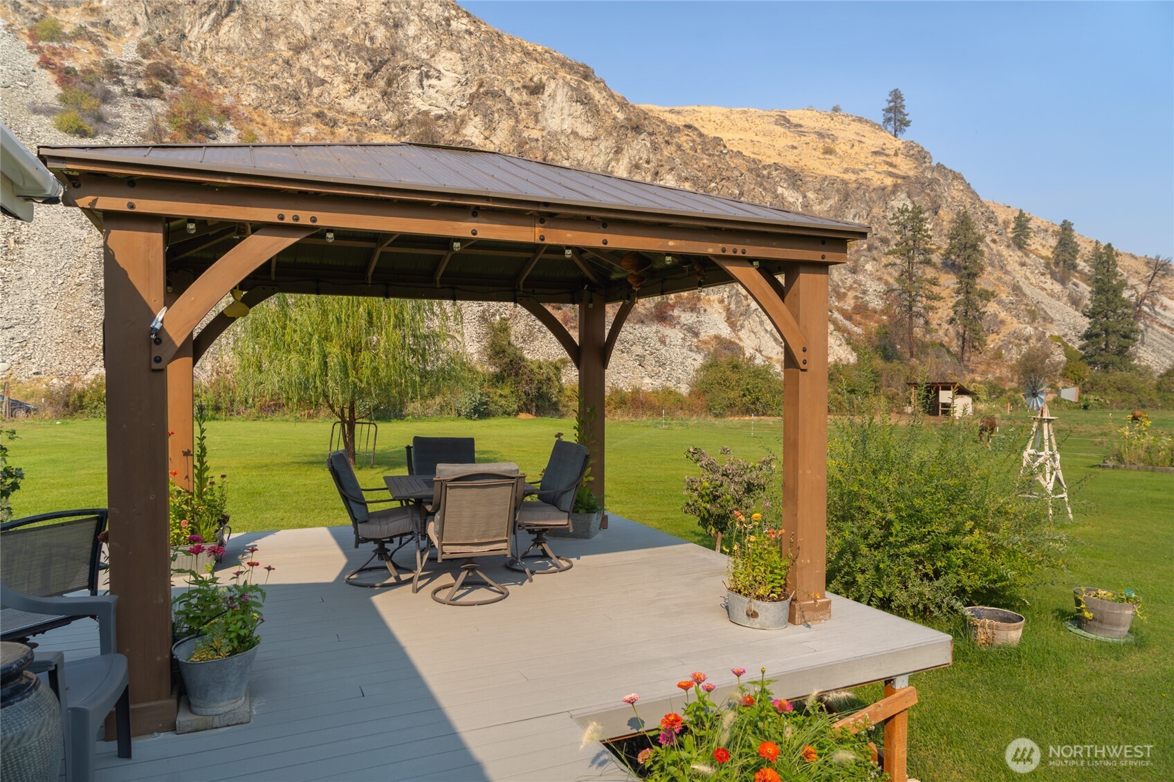 2560 Antoine Creek Road Chelan, WA 98816 - Photo 9 of 38 a view of balcony with furniture and garden